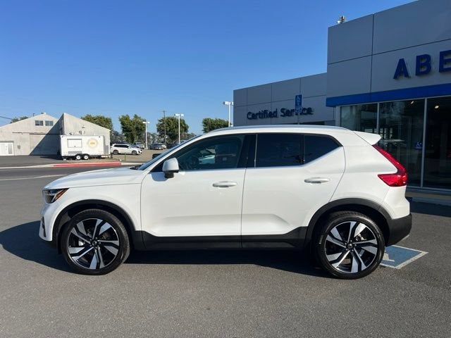 2025 Volvo XC40 Plus Bright Theme