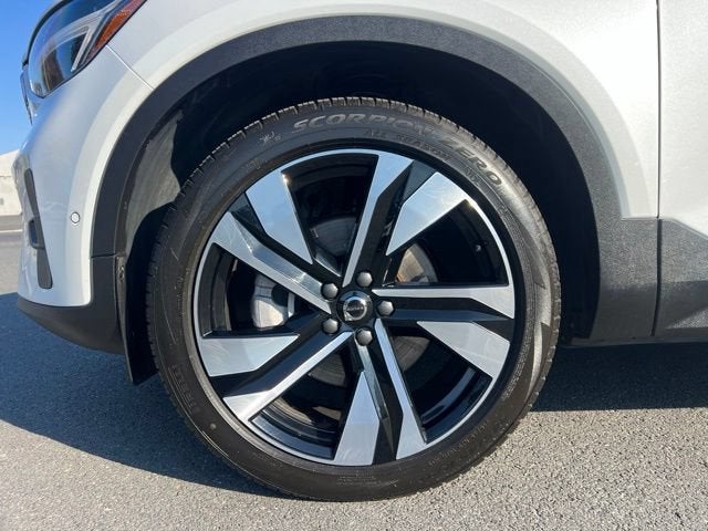 2025 Volvo XC40 Plus Bright Theme