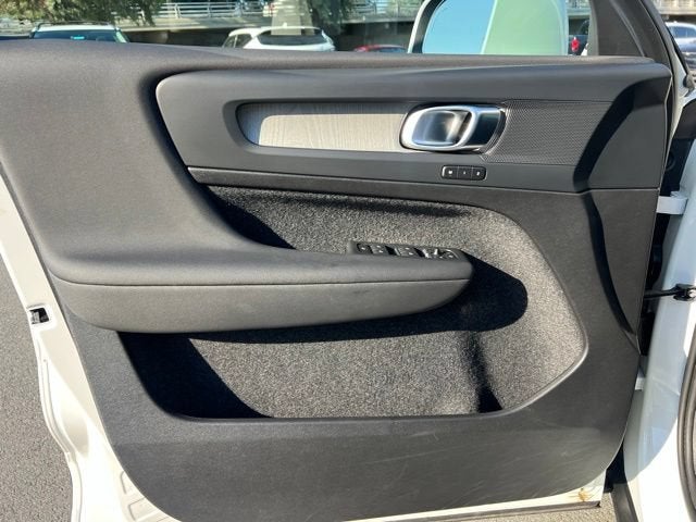 2025 Volvo XC40 Plus Bright Theme