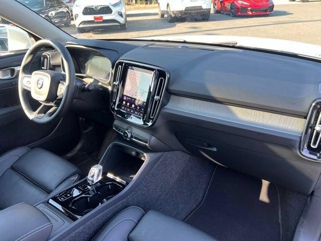 2025 Volvo XC40 Plus Bright Theme