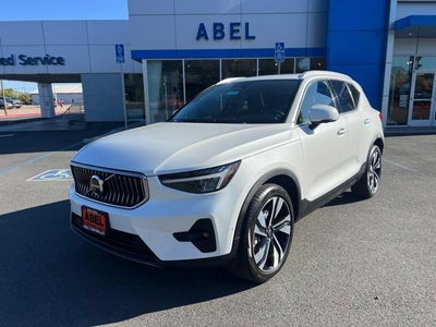 2025 Volvo XC40 Plus Bright Theme
