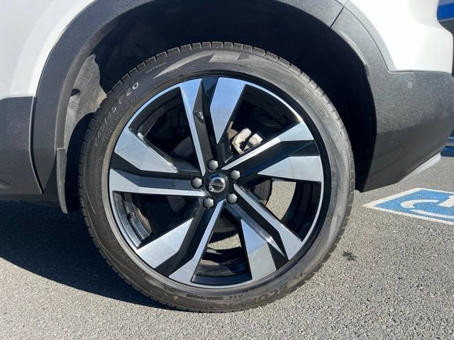 2025 Volvo XC40 Plus Bright Theme