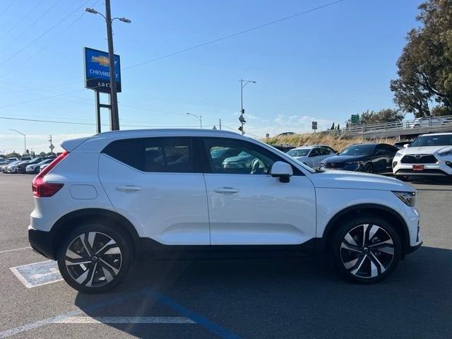 2025 Volvo XC40 Plus Bright Theme